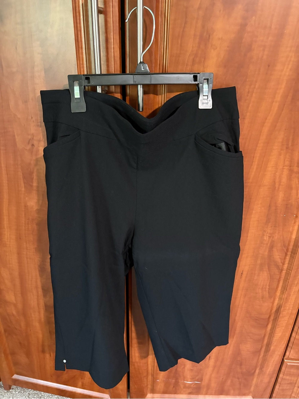 Chicos Black V-Waist Pull-On Capri Pants
